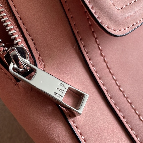 Gap backpack 🎒 great condition! Color pink ! One size - Picture 3 of 16